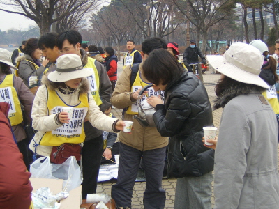 여의도 공원에서 김밥과 어묵으로 점심을 먹고 있는 참가자들 